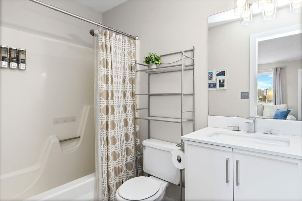 Chimney Park Retreat King Suite + Fenced Yard
