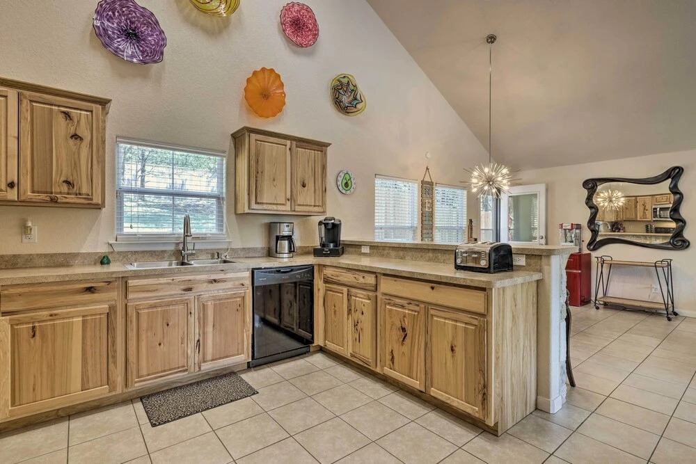 Pet-friendly Home w/ Deck: 1 Mi to Canyon Lake Fun