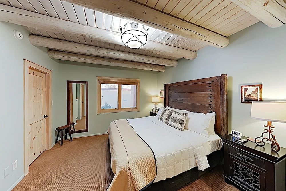 Luxurious 2-unit Hideaway At Zona Rosa Downtown 4 Bedroom Condo