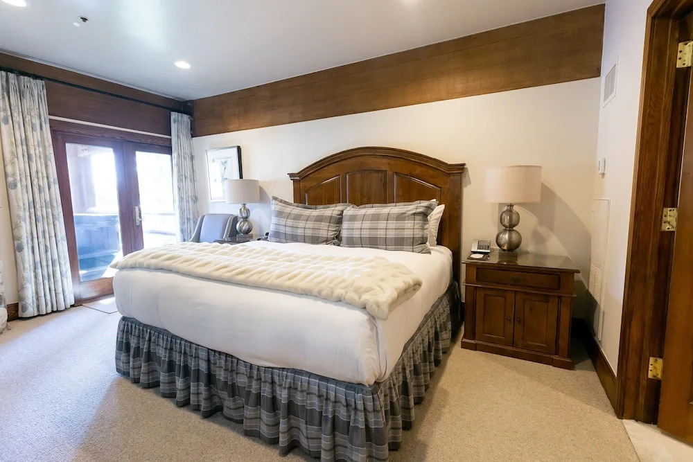 Luxury Four Bedroom Suite with Three Hot Tubs