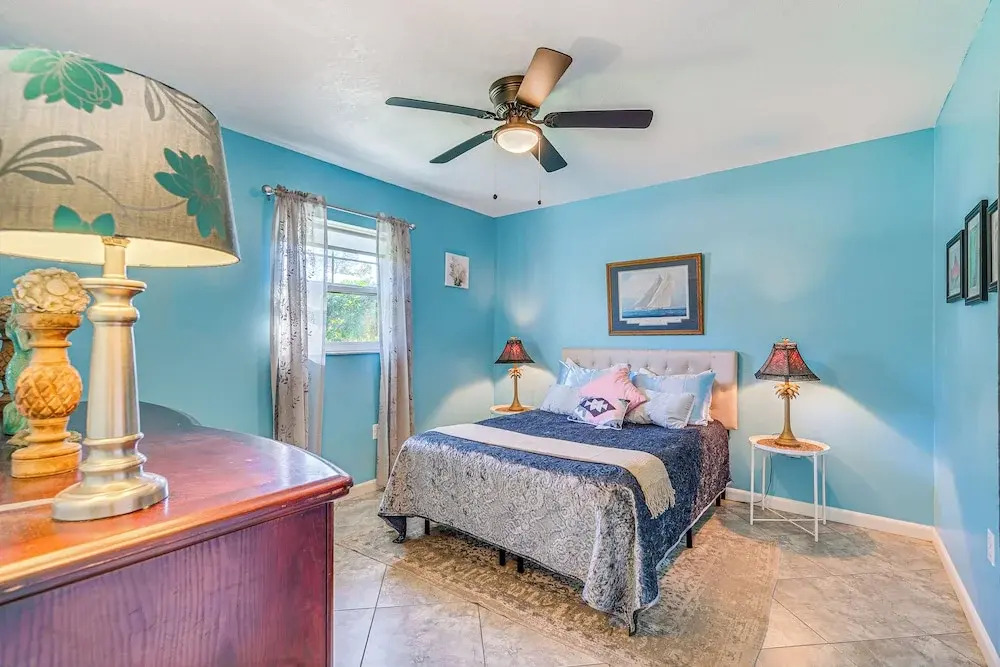 Spring Hill Home - 3 Mi to Weeki Wachee Springs!