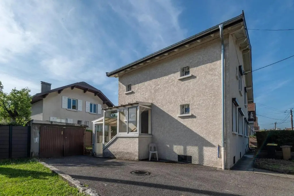 Ideally Located Furnished Townhouse With 3 Bedrooms Parking & Garden