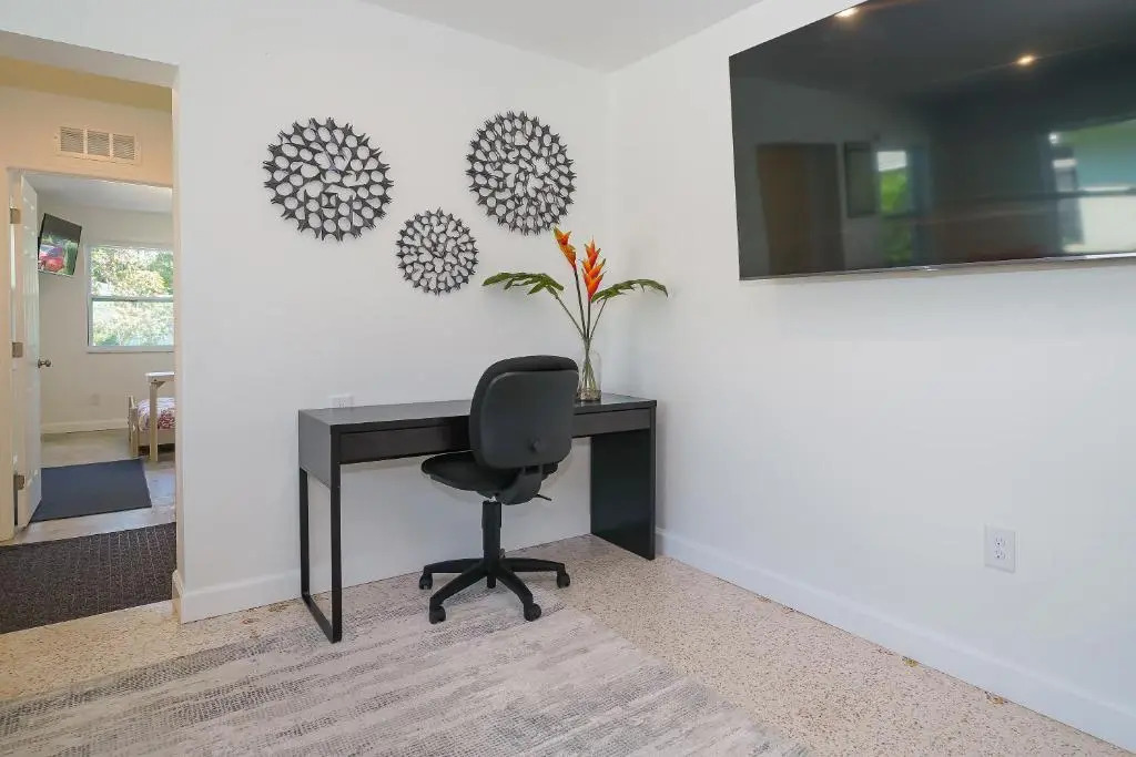 Modern & Fresh - Less than 3 miles to the Beach