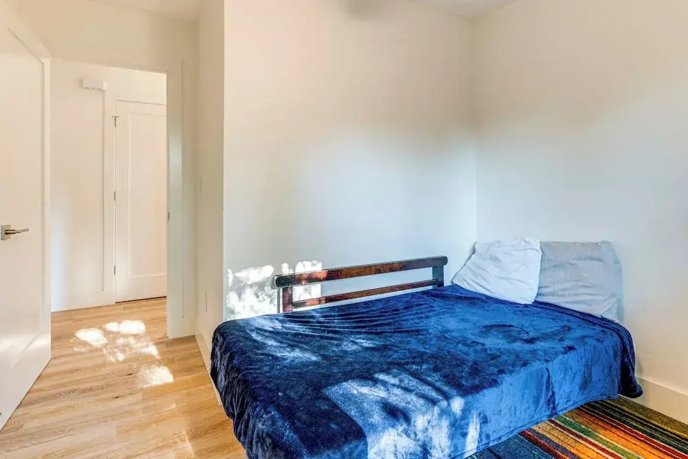 4 Mi to UT Austin: Bright & Modern Family Home