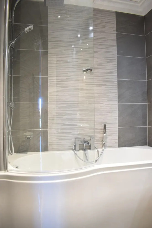 Newly Refurbished Thameside Apartment