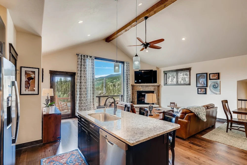 Alders 4br Renovated Townhome- Sleeps 11+ Kids Ski Free 4 Bedroom Condo by Redawning