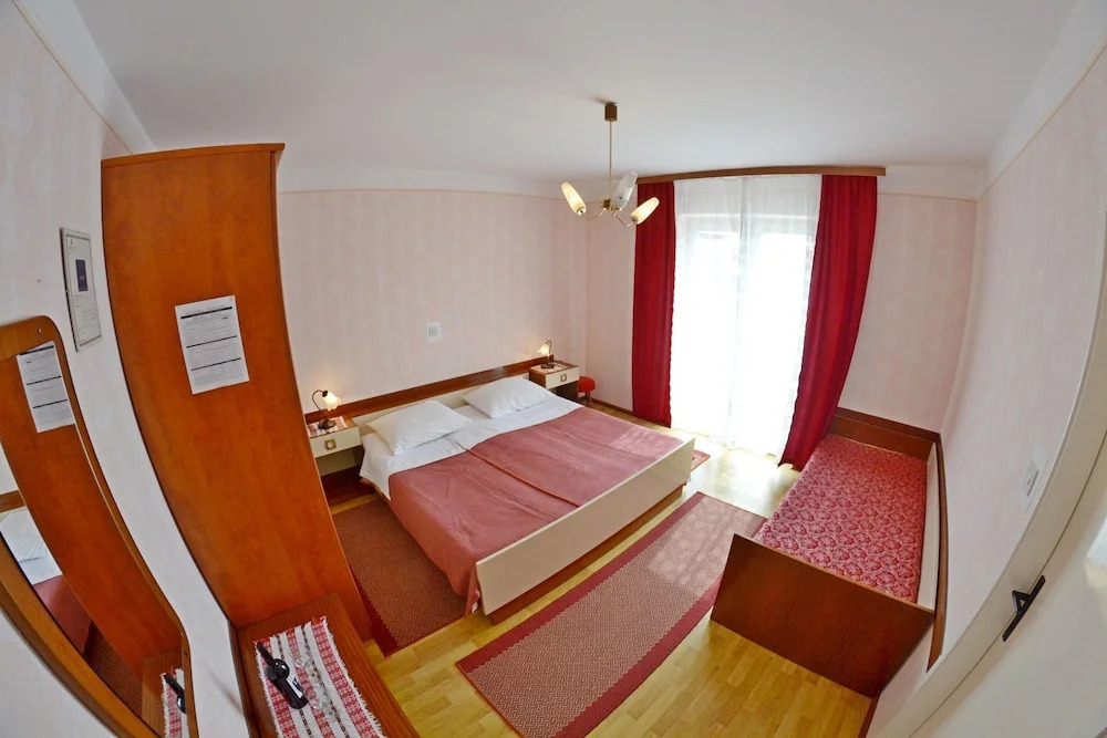 Apartment and Rooms Ruža