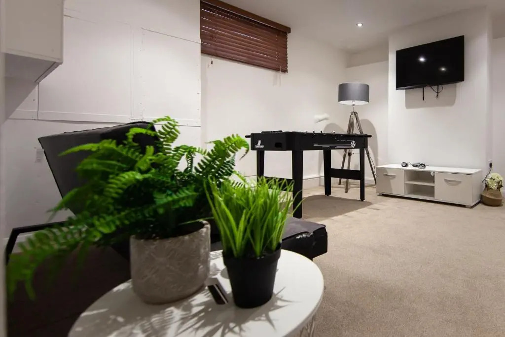 Large House - Contractors & Families & Private Parking