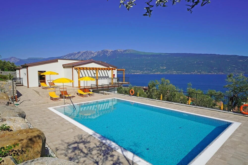 Residence Dany appartamenti con cucina vista lago piscina e parcheggio