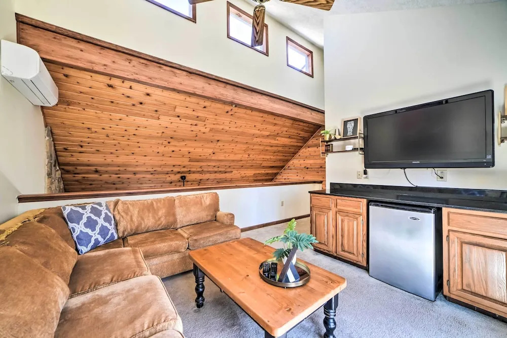 Lake Harmony Home w/ Deck - 3 Mi to Ski Slopes!