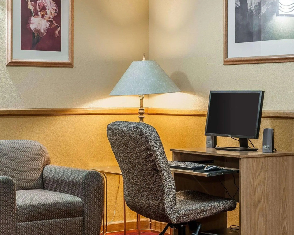 Quality Inn & Suites Shelbyville I-74