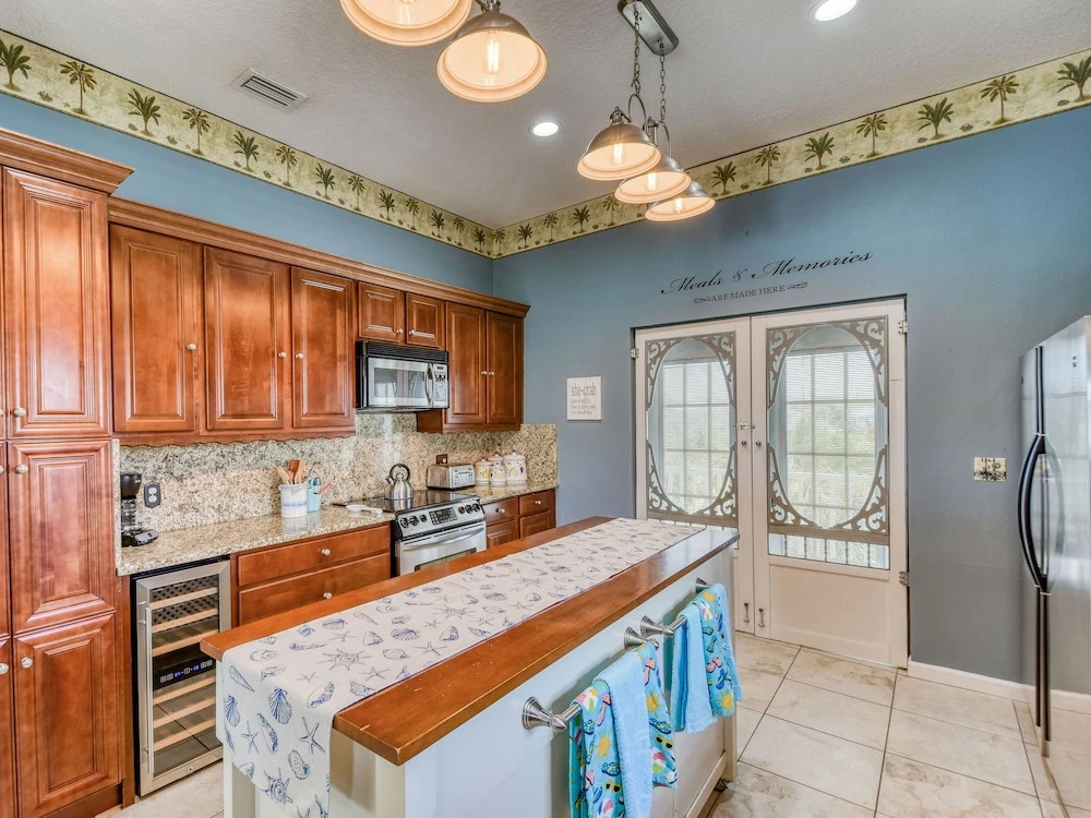 Snowbird Availability! Ocean Street By Beach 4 Bedroom Home
