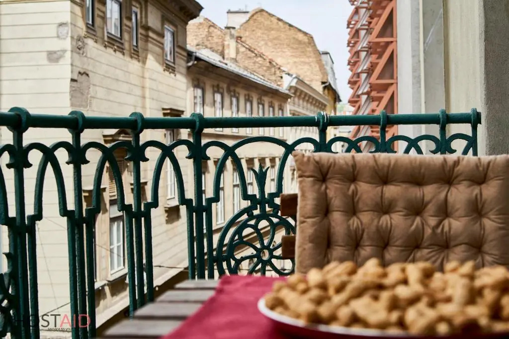 M52 Apartment - hostAID