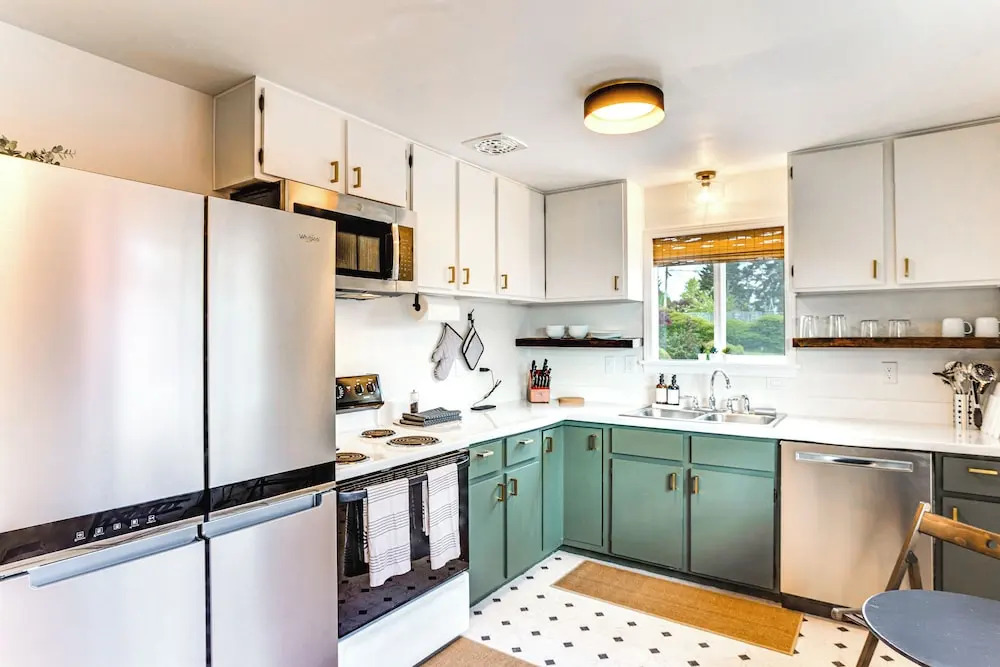 Vibrant Tacoma Retreat, Near Point Defiance Park!