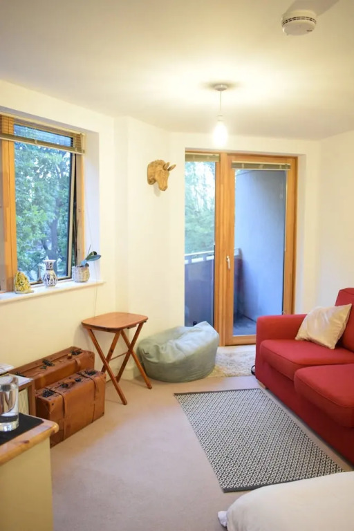 Clean Bright Apartment 7 mins from Central London