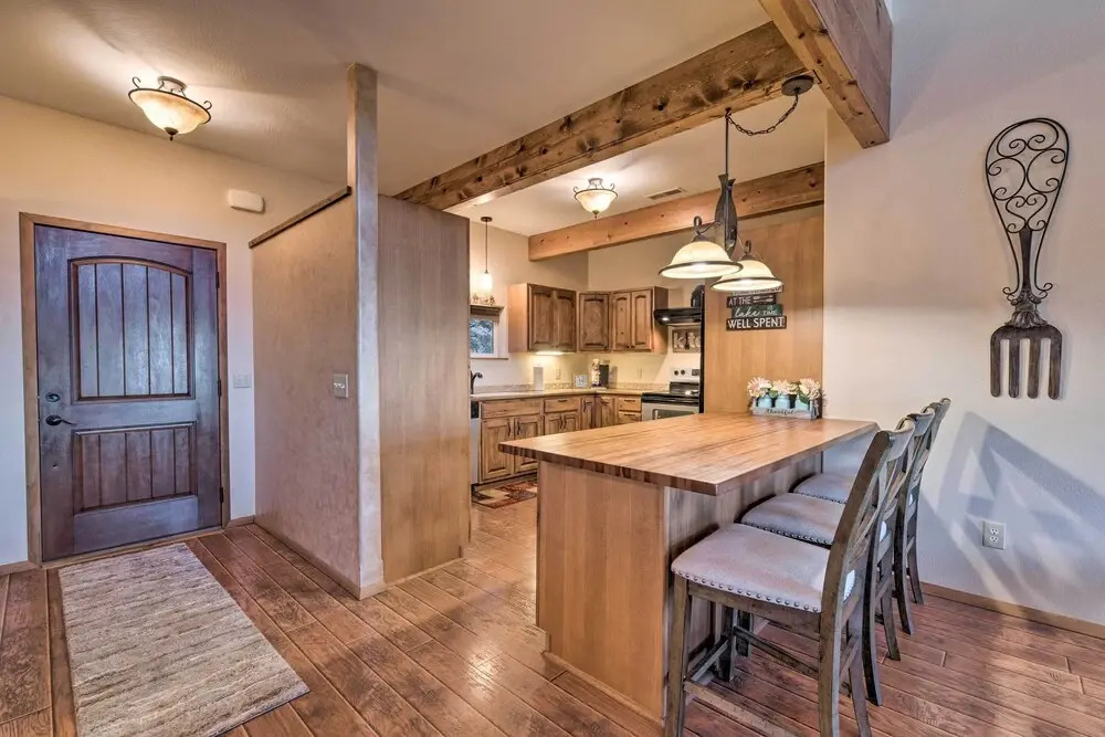 Pet-friendly Branson West Lodge w/ Hot Tub!