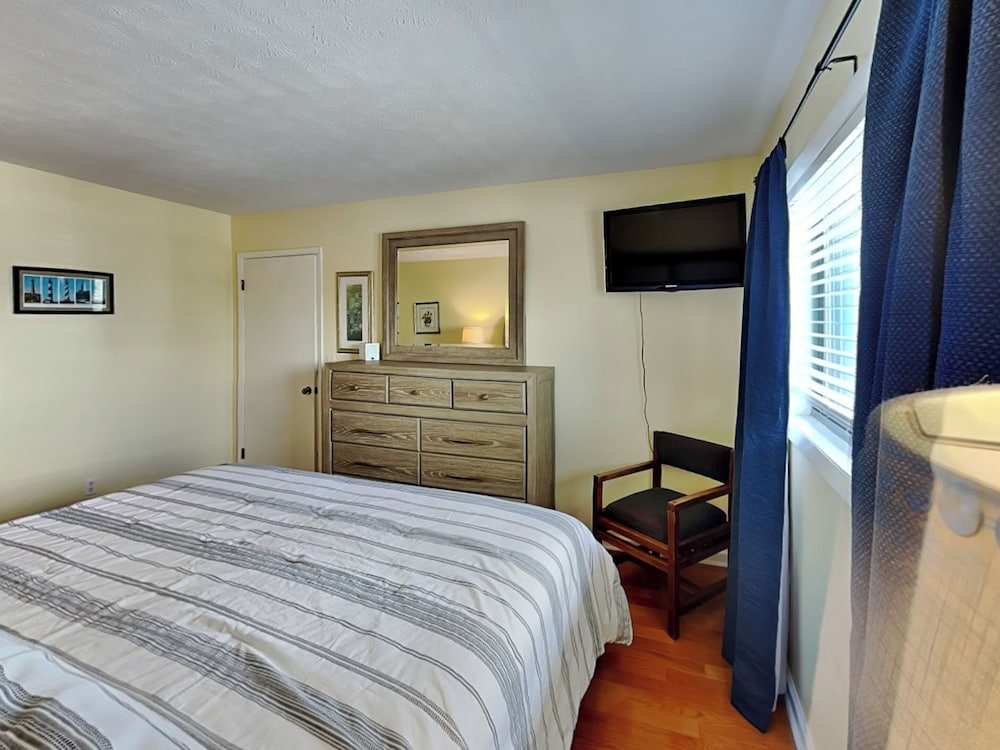 Oceanfront Condo with pool - Walk to the Tiki Bar