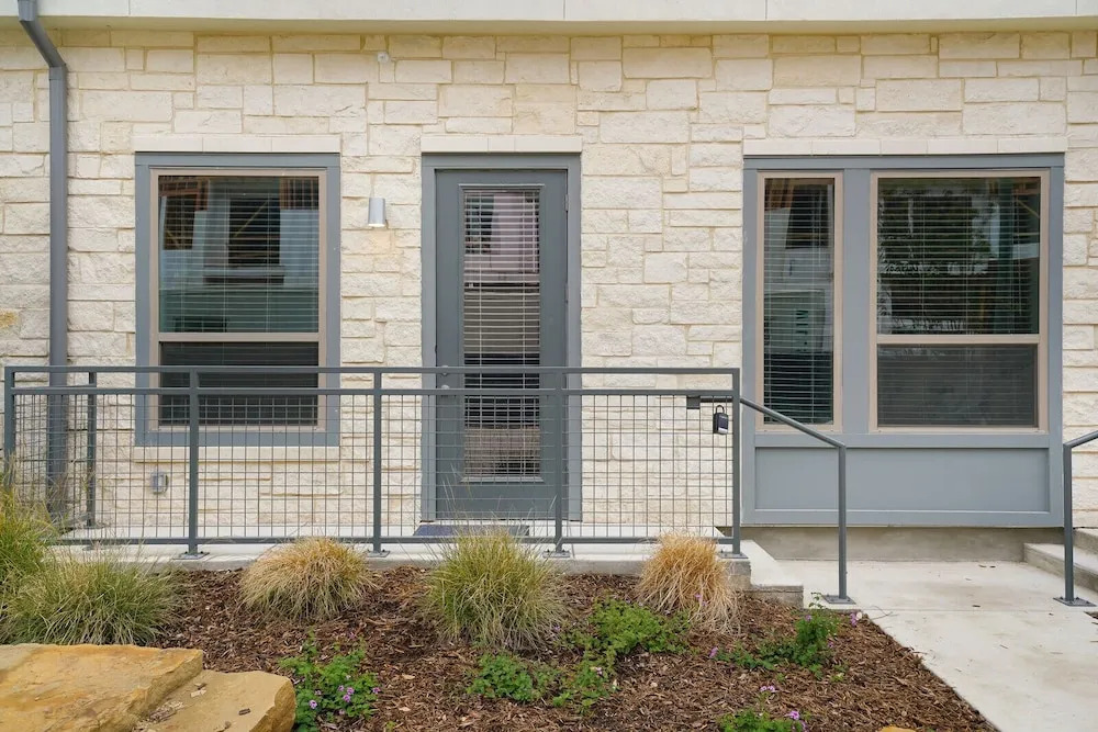 1 BR and 2 BR near Downtown by Frontdesk