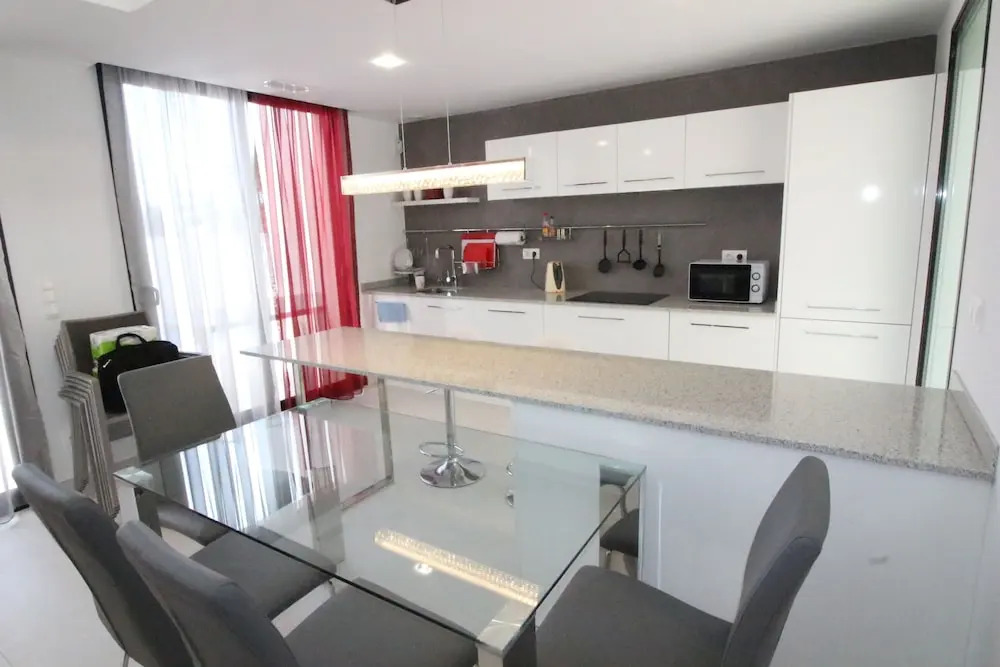 Villa con piscina Activa28