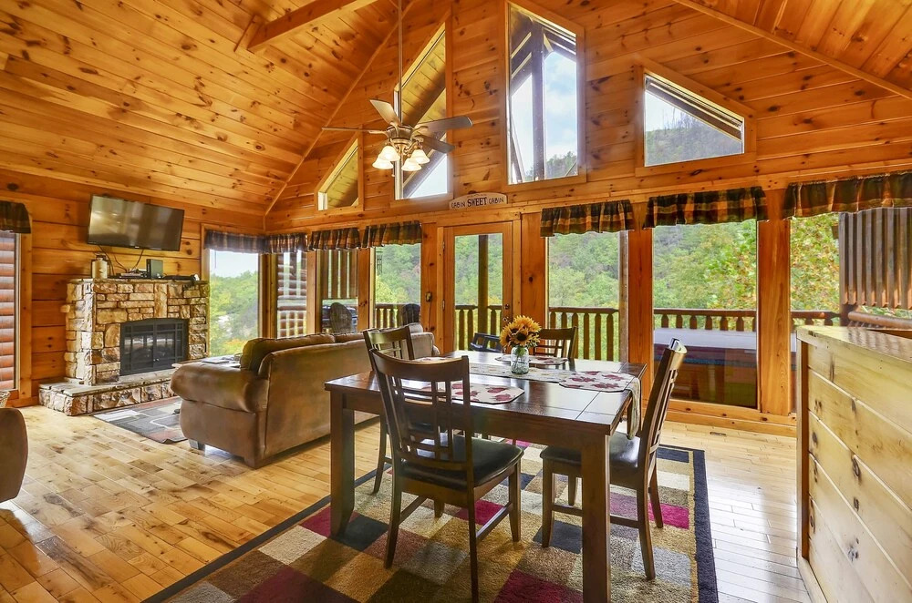 Spacious Cubby Bear Cabin with Private Hot Tub by Redawning