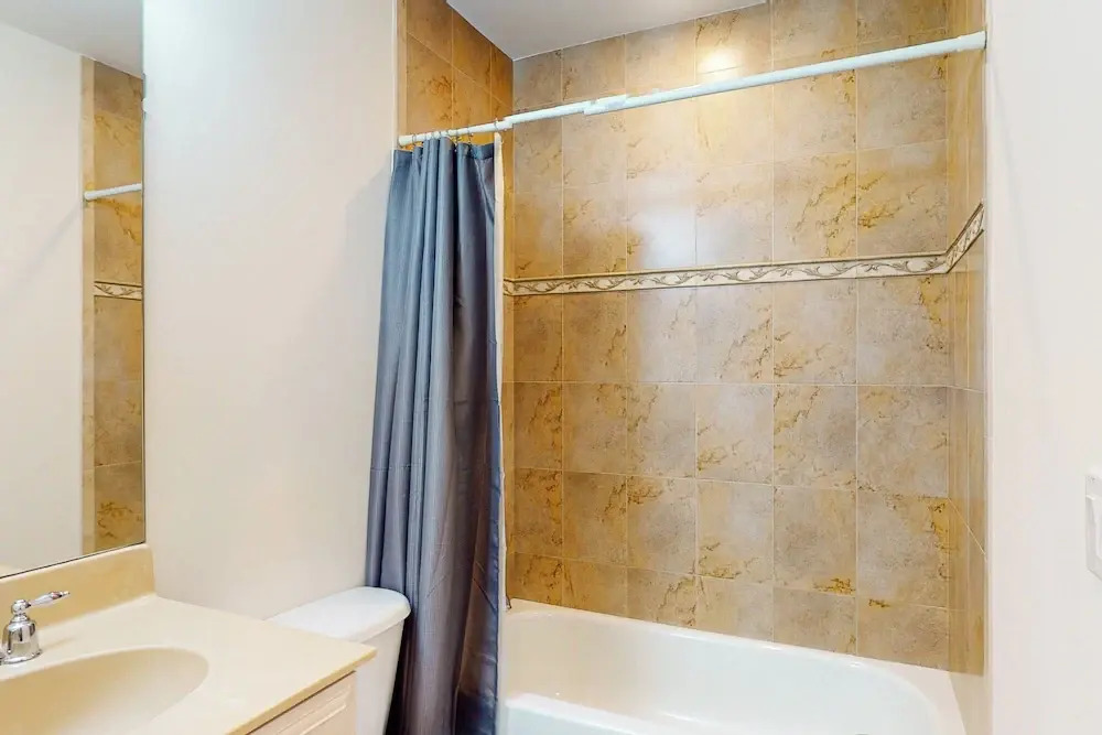 Inviting 2BR Condo w/ Lanai, Wet Bar & Office