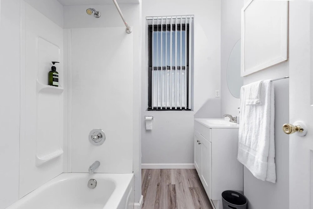 2BR Park Ave Townhome with parking by Cozysuites