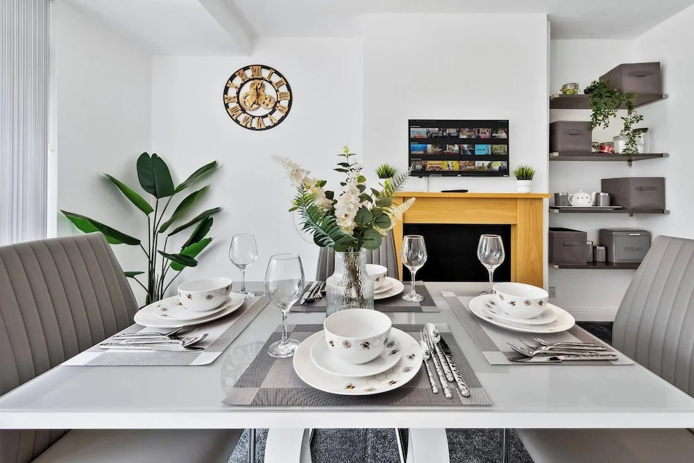Spacious 3 bd Garden M25, Free Parking,bluewater