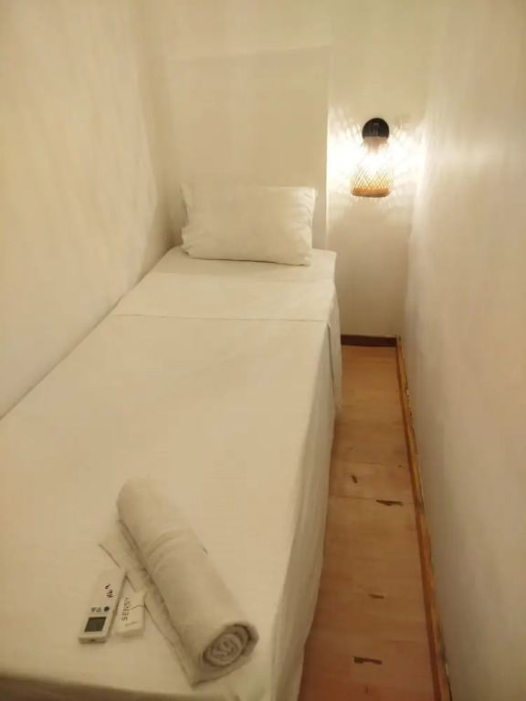 Room-hb9-b Bed In Mixed Capsule Room