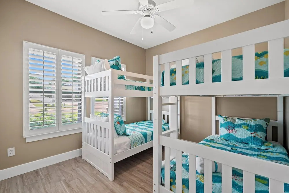 Charming Retreat, a Short Walk to Laguna Beach, with Room for 10