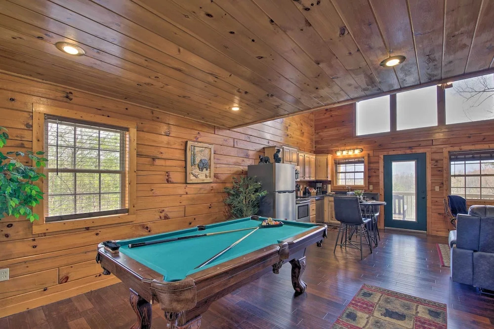 Gatlinburg Cabin w/ Pool Table & Hot Tub!