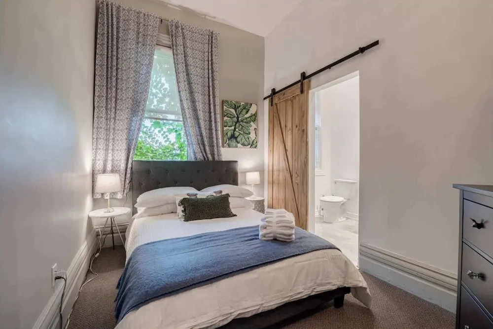 Casa Hotels: Chic Industrial 2nd Floor Suite