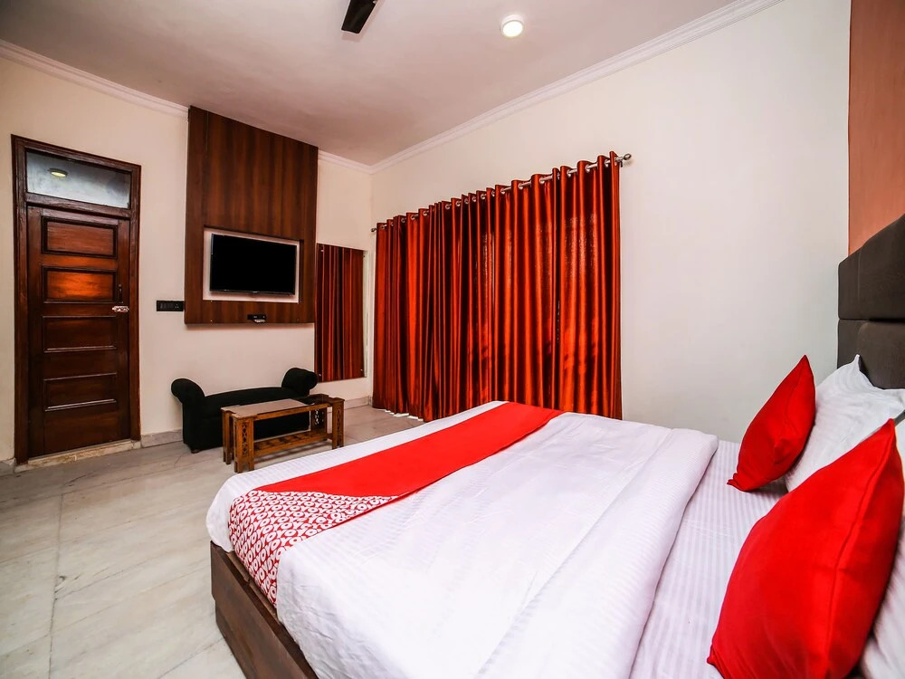 OYO 26589 Hotel Royal Town