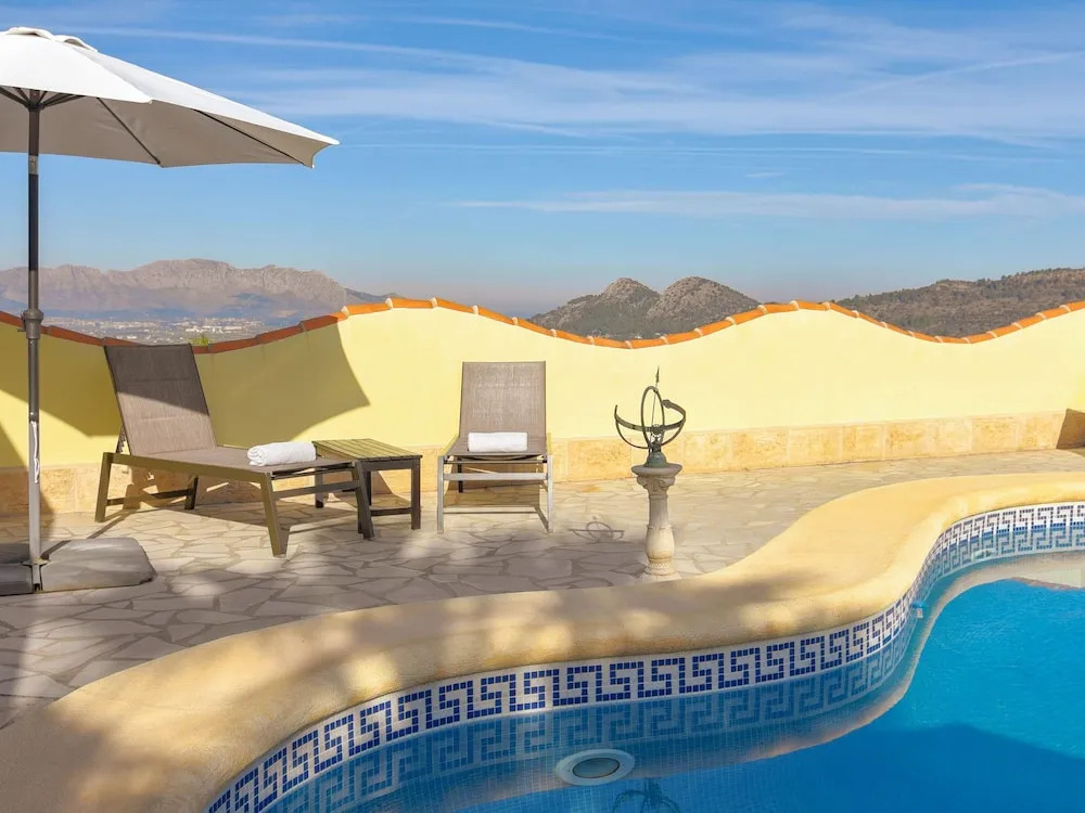 Beautiful villa on the hill of Pedreguer overlooking Denia, Costa Blanca