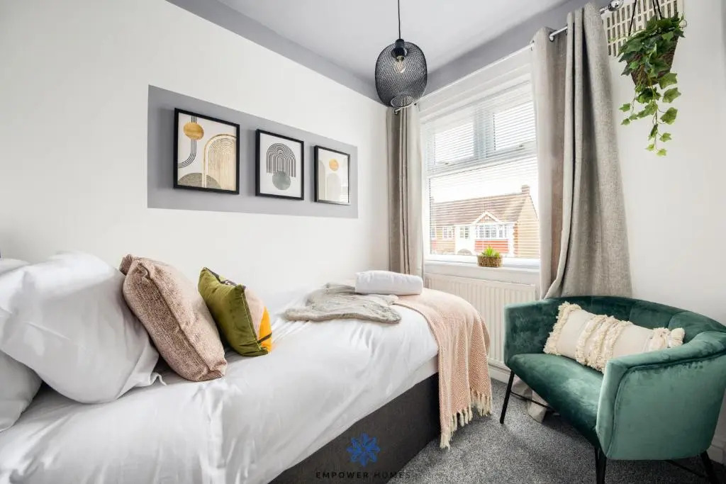 Coventry Large Stylish 4 Bedroom House, Sleeps 8, Private Parking, by EMPOWER HOMES rates incl VAT