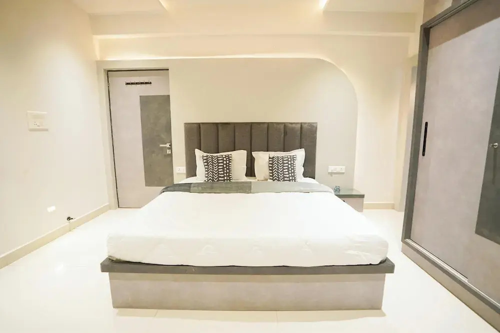 Aurelia Apartment By Red Olive 4bhk 30min Hitech