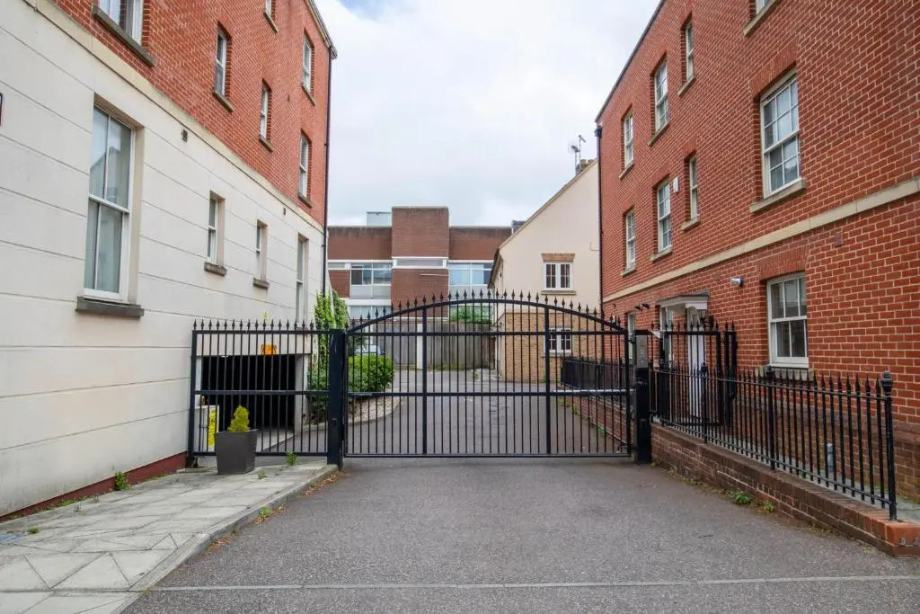 The Chaucer - Modern 3 Bed Home with parking close to city centre
