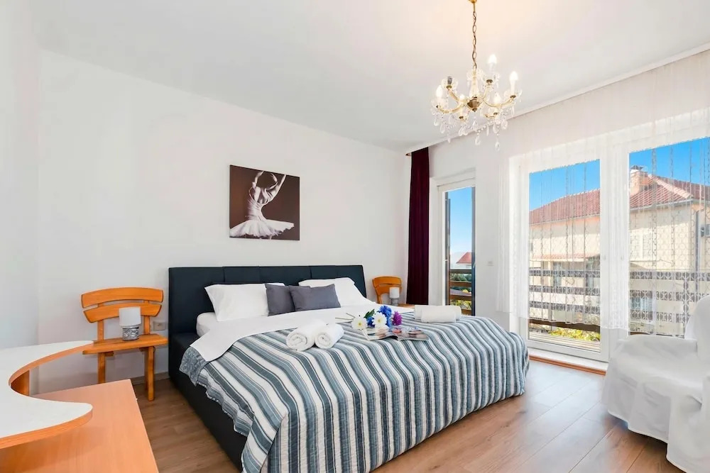 Spacious 2 Bedroom Apartment With Balcony