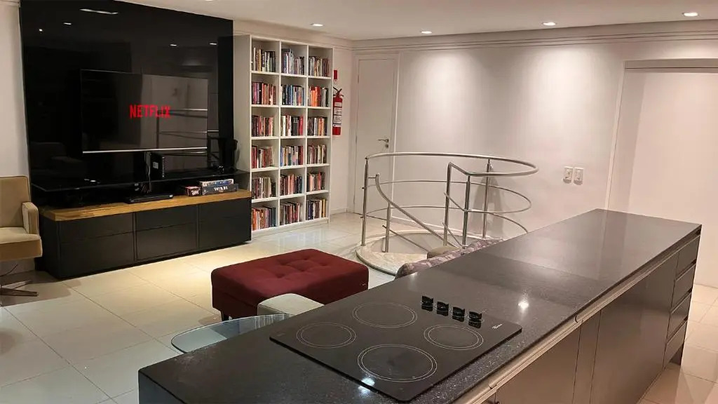 Luxuosa cobertura de 380m² a 850m da Av Beira Mar