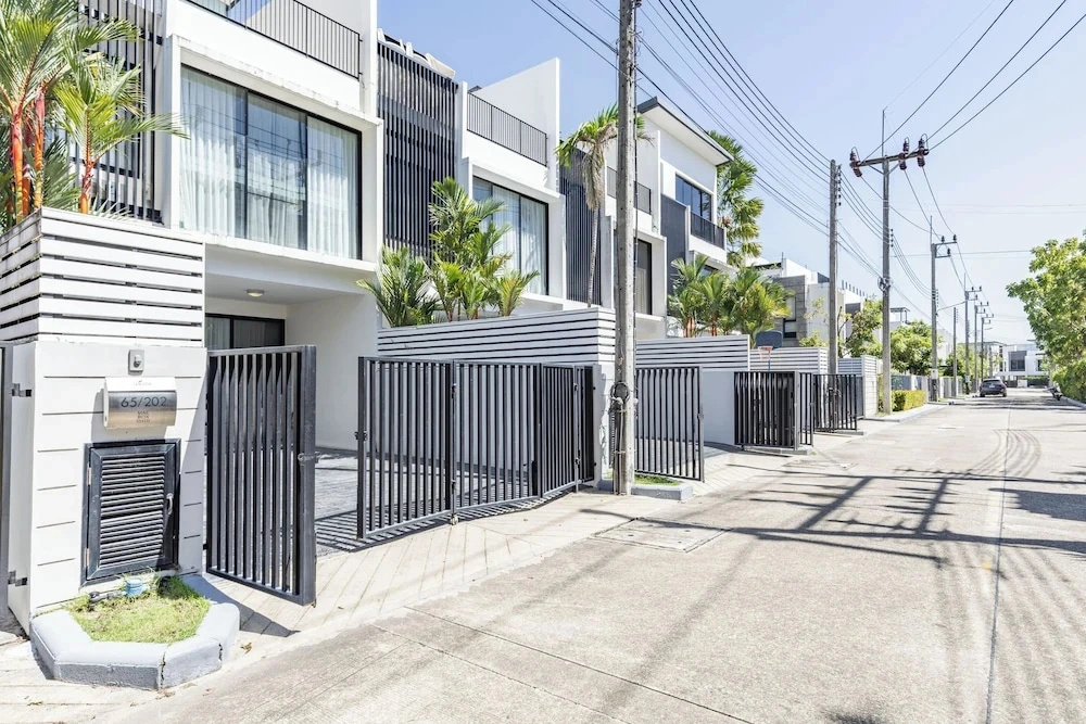 Awesome 3bd Townhouse with a patio