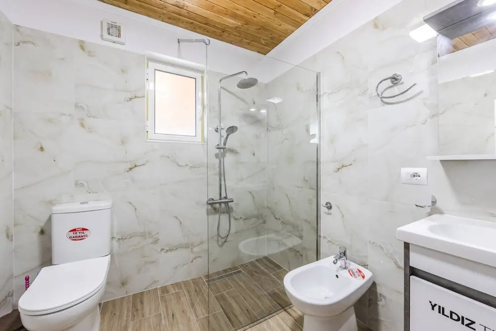 Hillside Apartment Gjirokast r 2BR With Balcony