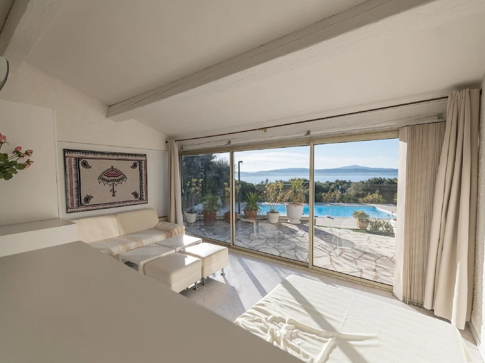 Ideally Located Villa at Ste Maxime, Beautiful sea View, air Conditioning and Large Garden