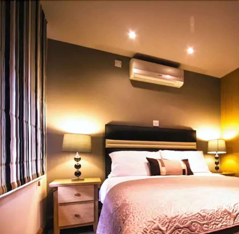 Thameside Hotel