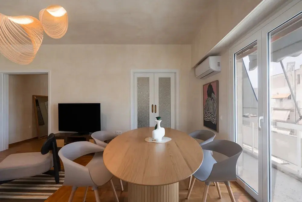 LIV - Artistic Rooftop Apartment in Pagrati