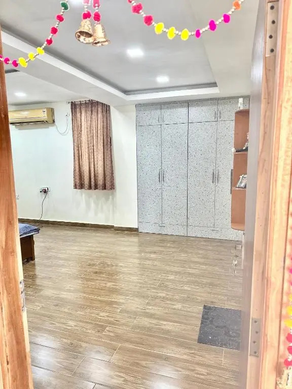 1 Deluxe & Spacious Master Bedroom with attached Washroom & Bathtub