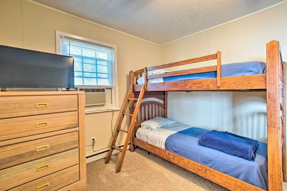 Sunny Oak Island Retreat - 3 Blocks to Beach!