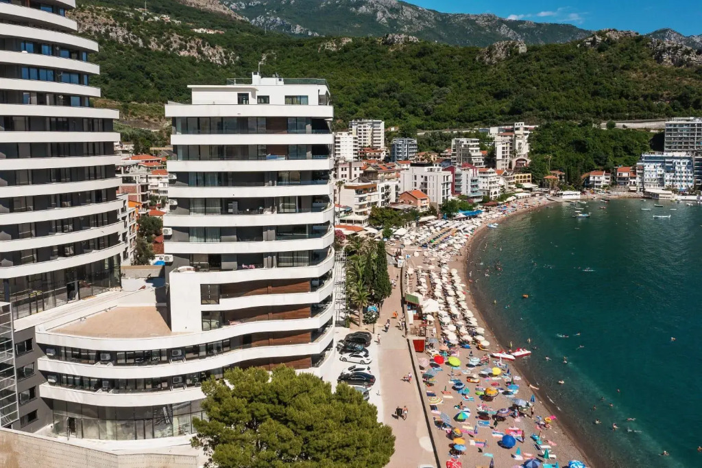 Royalis Suites Rafailovici - Beachfront Sea View Apartments