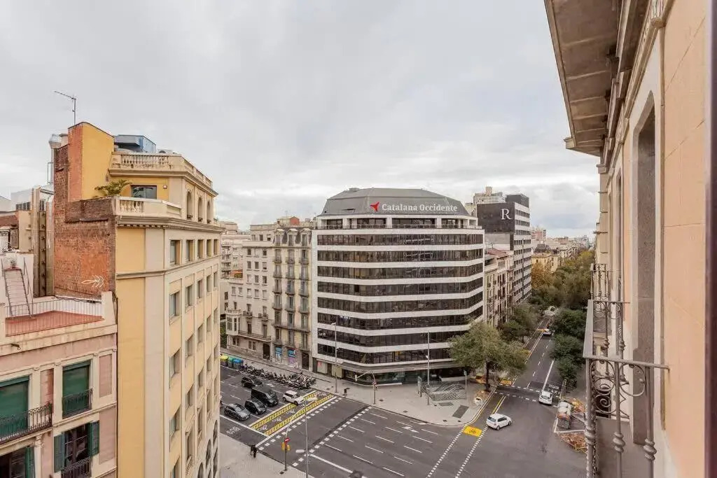 Big apartment for 9 in the heart of Eixample
