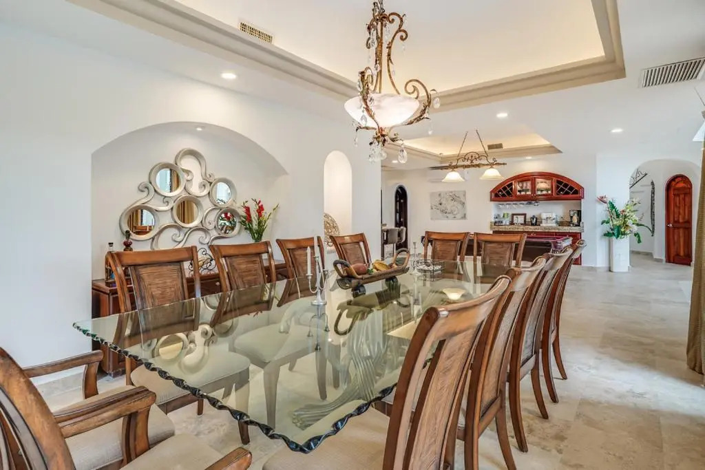Lagoon & Beach Steps Away 5-bdrm Villa Elegancia