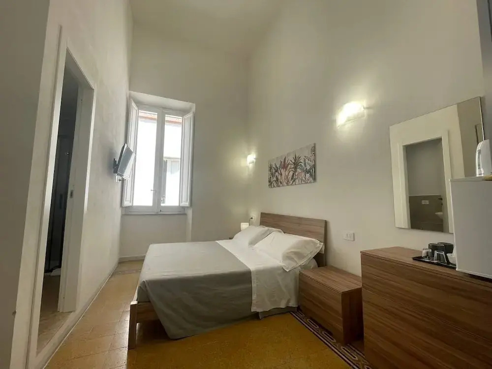 Onlyrooms V - Portside & Train Station