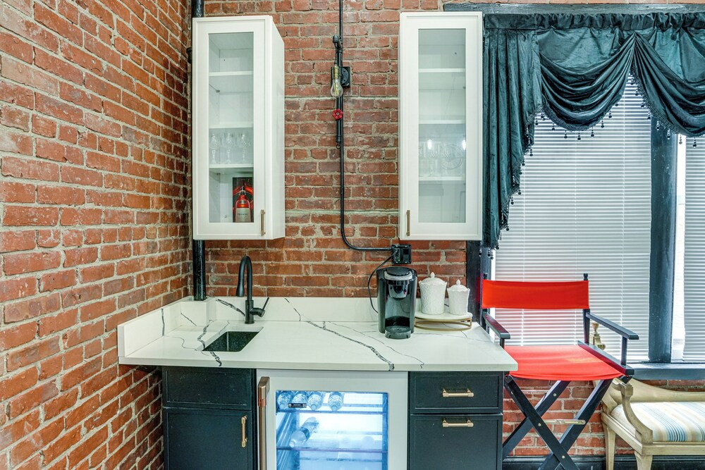 Walkable Schenectady Getaway: 2-unit Campus Hub